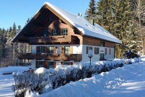 Außenseite Ferienhaus [Winter]