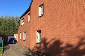 Stugans exteriör [sommar]