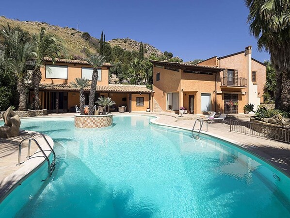 Holiday Home Swimming Pool