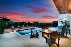 Get cozy and warm during your evenings by the outdoor firepit table.