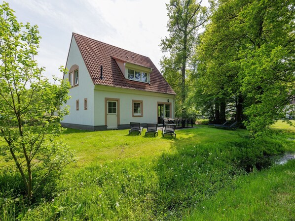 Stugans exteriör [sommar]