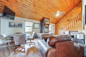 Living Room | 1st Floor | Queen Sleeper Sofa | Smart TV | Free WiFi | Card Table