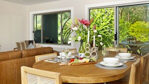 Dining | 13.5km to Nowra Fresh Fish Market