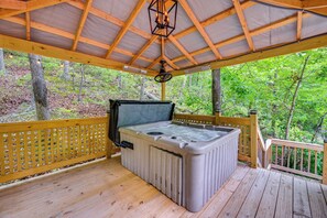 Elevated Pavilion | Private Hot Tub | ~15 Mi to Murray