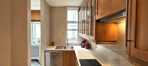 Fully equipped kitchen with full size fridge and oven
