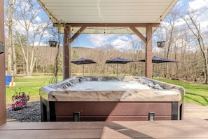 Outdoor spa tub