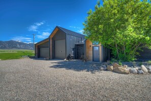 LP Guest Cottage Entrance & Parking