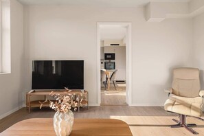 Gather your friends and watch your favourite TV-shows on this 55 ' Smart TV. This living room makes for the perfect movie night!