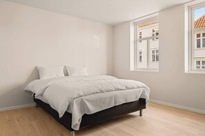 Wake up to the morning sun and birds chirping in this 160 cm bed! | Bedroom 1