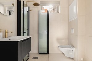 This bathroom is entirely new, crafted to provide the utmost luxury and comfort! Additionally, the bathroom is equipped with a washing machine and a drying rack for your laundry needs.