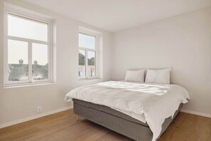 In bedroom 3, you'll rest in a comfortable 160 cm bed and awaken to a picturesque view of Bergen's charming streets!
