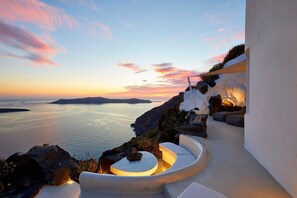 Elegant Santorini Villa | Stone Pearl Villa | 2 Bedrooms | Infinity pool | Panoramic Volcano Views | Proximity to Fira town | Firostefani