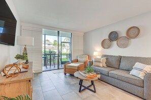 Living Room | Full Sleeper Sofa | Smart TV | Free WiFi