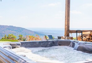 Soak in the hot tub while enjoying panoramic mountain views – it's the ultimate way to relax and unwind