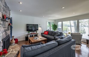 Living Room &amp; Fireplace