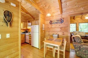 Dining Area | Dishware & Flatware Provided