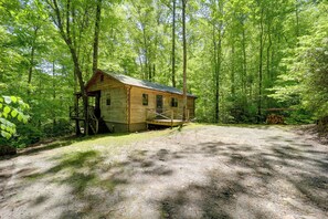 Single-Story Cabin | On-Site Trail Access | 9 Mi to Buffalo Creek Park