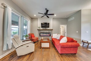 Living Room | 1st Floor | Smart TV | Fireplace | Central Heating & A/C