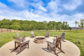 Fire Pit | Outdoor Seating | Free WiFi