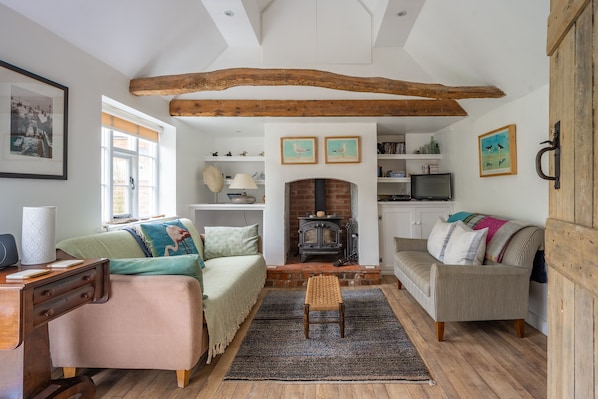 Myrtle Cottage, Friston: Exposed beams, unique artwork and curio make this cottage truly unique