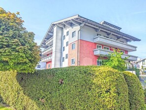 Himmel, Pflanze, Gebäude, Fenster, Hecke, Gras, Fassade, Ground, Dach, Strauch