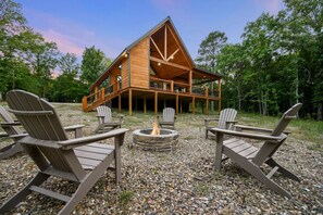 Our fire pit: the heart of outdoor gatherings and toasted marshmallows. 🍡❤️