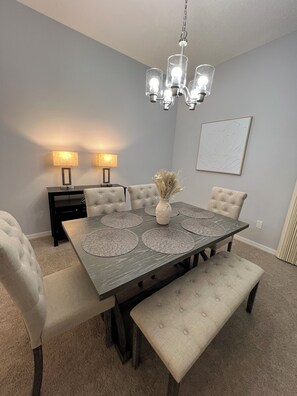 Dining Room - seats 6