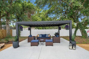 Enjoy our spacious patio! Have a barbecue, relax in a hammock, or play golf!