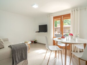 Möbel, Tabelle, Holz, Couch, Interior Design, Fenster, Wohnzimmer, Zimmerpflanze, Komfort, Schatten