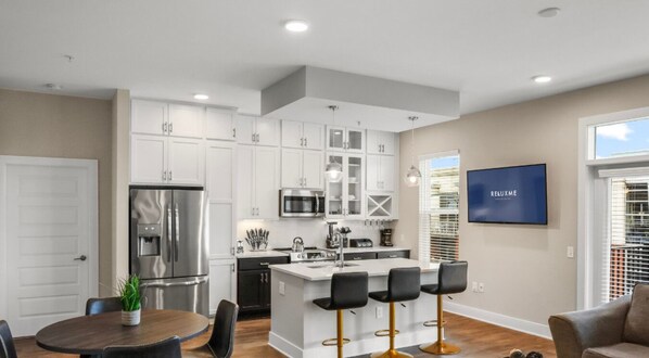 Gorgeous open space apartment with wooden floors, smart TV and city view.