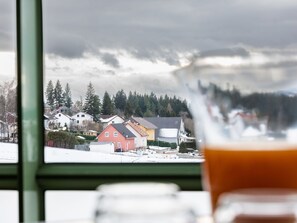 Wolke, Himmel, Fenster, Drinkware, Zutat, Gebäude, Baum, Geschirr