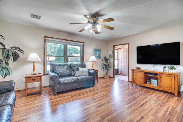 Grove Vacation Rental | 2BR | 2BA | 1,320 Sq Ft | Step-Free Access