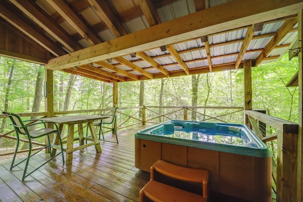Marion Vacation Rental | Studio | 1BA | 591 Sq Ft | 6 Steps Required