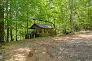 Single-Story Cabin | On-Site Hiking Trail Access | 9 Mi to Buffalo Creek Park