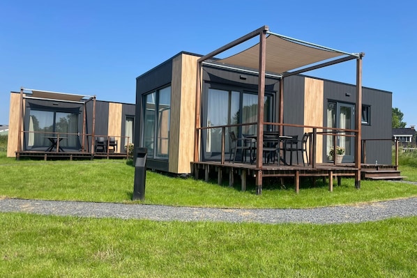 Stugans exteriör [sommar]