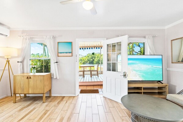 Living attached to lanai overlooking Heron Lagoon