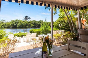 Private lanai, w/ dining table and grill