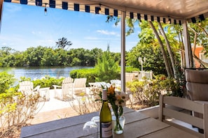 Private lanai, w/ dining table and grill