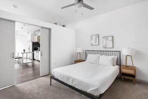 Bedroom - queen bed