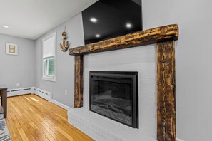 Gas fireplace!