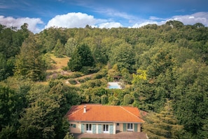 Extérieurs : 1 piscine chauffée - Transats + Parasol - Douche extérieure
- Grande terrasse avec espace repas
- Pool-housse avec salon de jardin - Barbecue.
