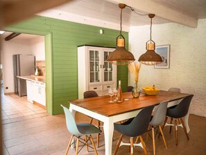 Dining room 25m2 - Table for 8 people - China cabinet - Spacious, bright room - Air conditioning/heating.