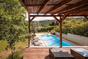 Extérieurs : 1 piscine chauffée - Transats + Parasol - Douche extérieure
- Grande terrasse avec espace repas
- Pool-housse avec salon de jardin - Barbecue.