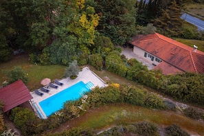 Extérieurs : 1 piscine chauffée - Transats + Parasol - Douche extérieure
- Grande terrasse avec espace repas
- Pool-housse avec salon de jardin - Barbecue.