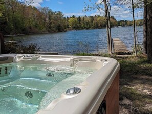Dock,  Beach chairs, Fire pit, Gas grill, Waterfront, 2 Kayaks, Hot Tub.