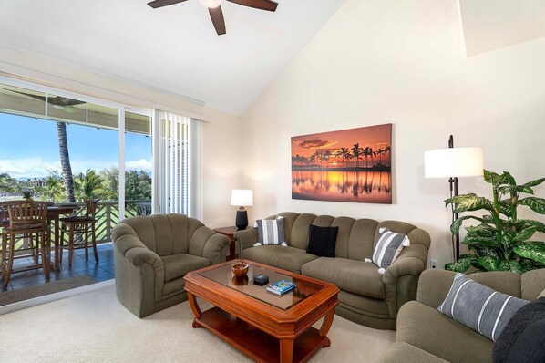 Relax on the sofa or on your private lanai with golf views!!