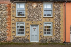 Teacup Cottage, Syderstone: An exquisite traditional brick and flint cottage