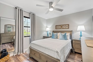 Bedroom 1: Queen Bed