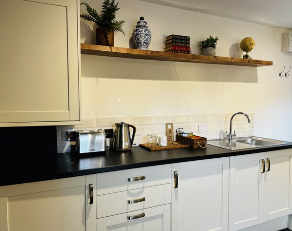 Room 7 Kitchenette