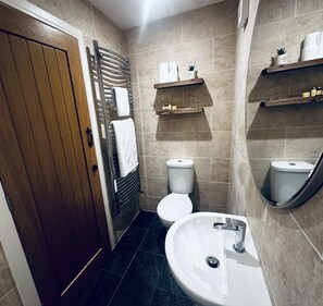 Room 7 Bathroom